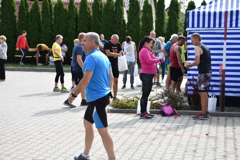  Biegali i chodzili w Borowinach 