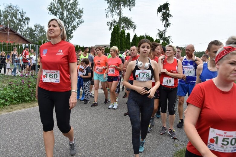  Biegali i chodzili w Borowinach 