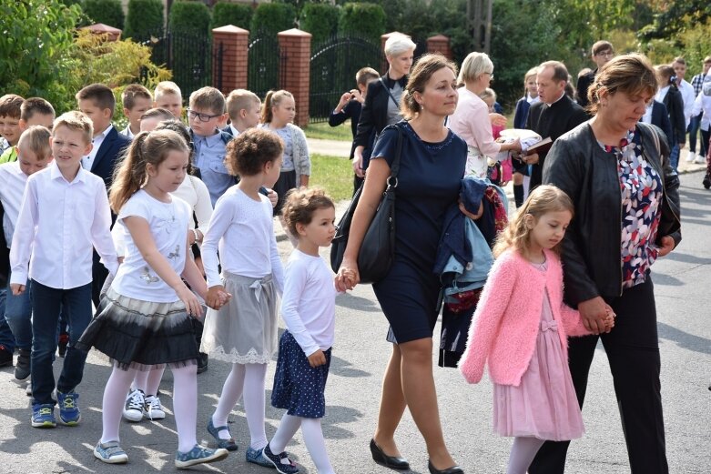  Huczne otwarcie szkoły w Kowiesach 