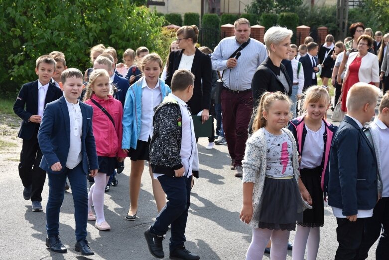  Huczne otwarcie szkoły w Kowiesach 