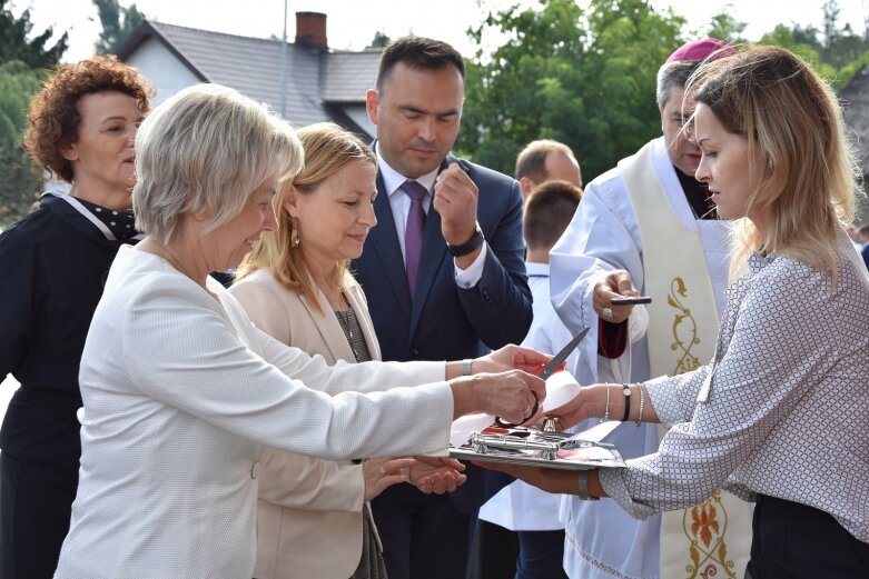  Huczne otwarcie szkoły w Kowiesach 