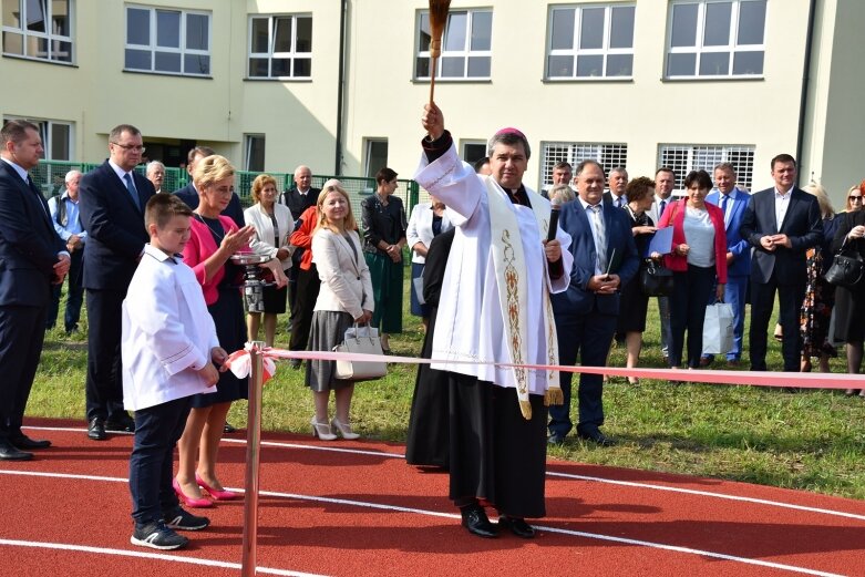  Huczne otwarcie szkoły w Kowiesach 