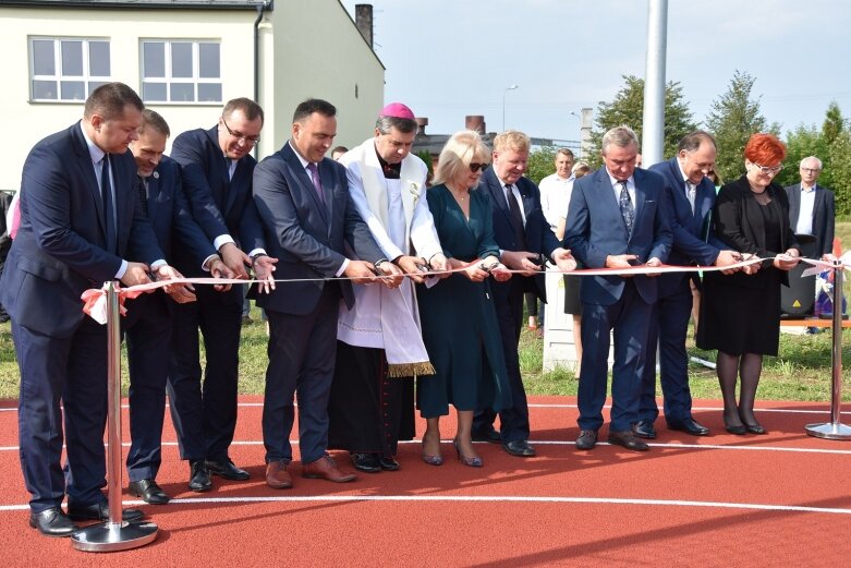  Huczne otwarcie szkoły w Kowiesach 