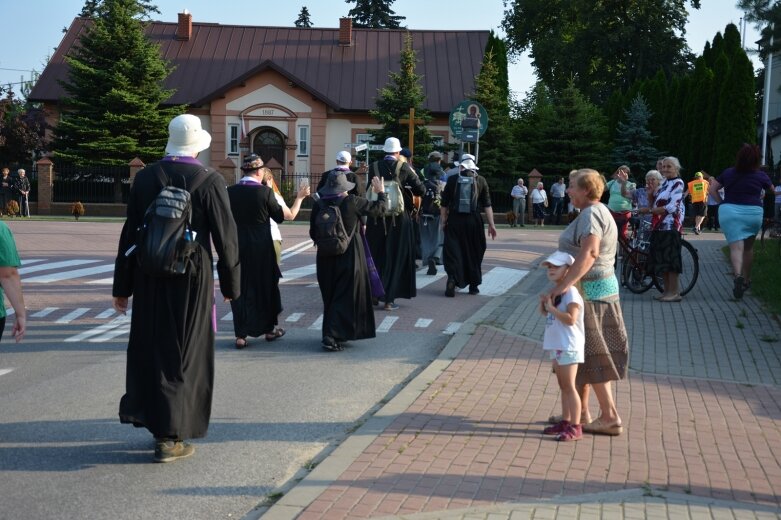  Pielgrzymka przeszła przez Maków 