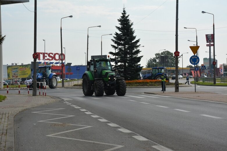  Na ulice powiatu wyjechało ponad 30 traktorów 