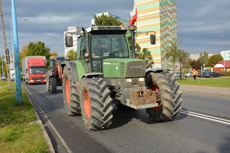  Na ulice powiatu wyjechało ponad 30 traktorów 