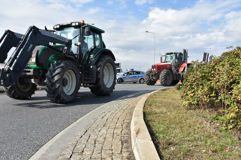  Na ulice powiatu wyjechało ponad 30 traktorów 