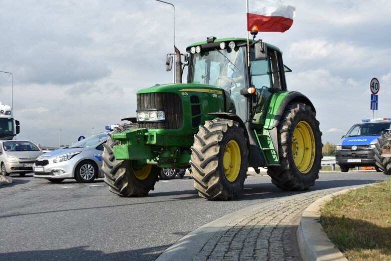  Na ulice powiatu wyjechało ponad 30 traktorów 