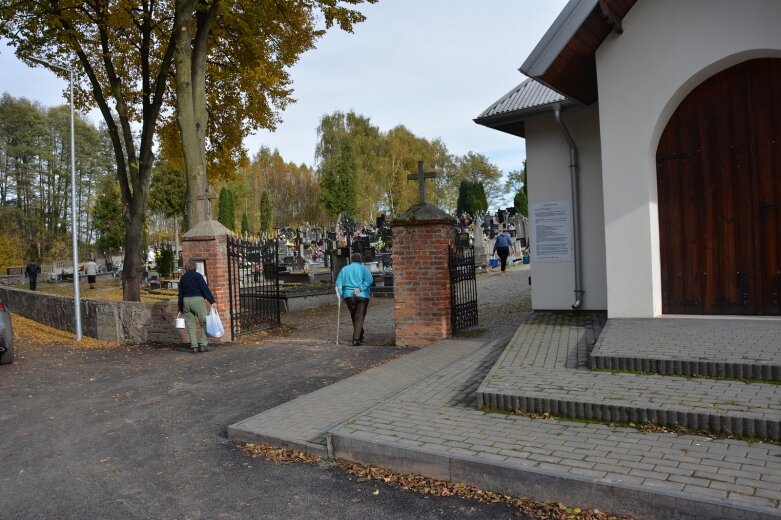  Tuż przed Świętem Zmarłych porządkujemy groby 