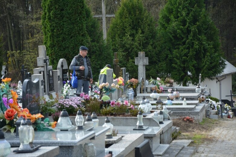  Tuż przed Świętem Zmarłych porządkujemy groby 