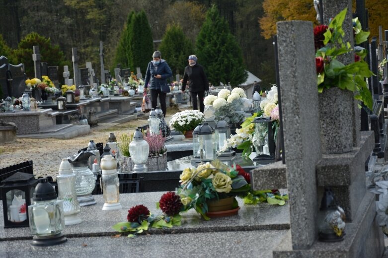  Tuż przed Świętem Zmarłych porządkujemy groby 