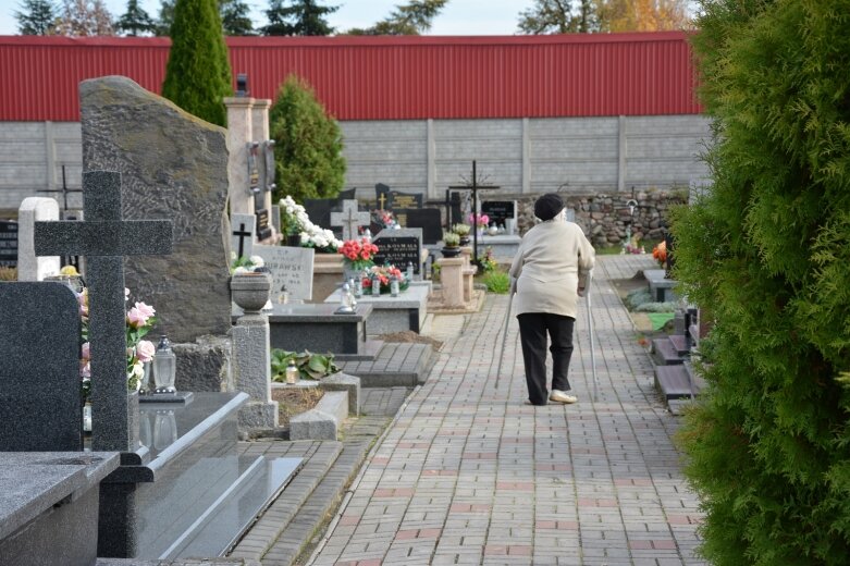  Tuż przed Świętem Zmarłych porządkujemy groby 