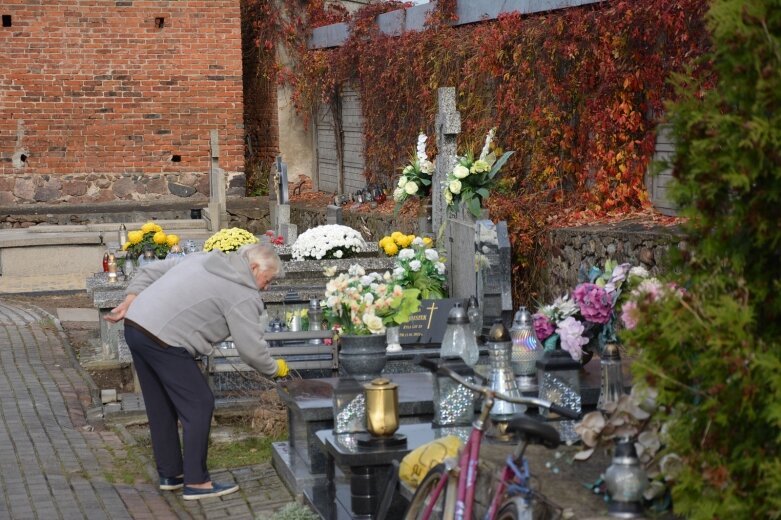  Tuż przed Świętem Zmarłych porządkujemy groby 