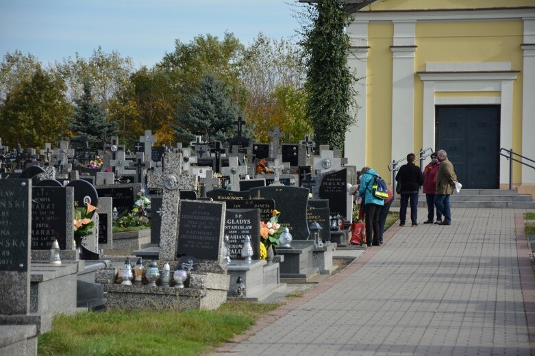  Tuż przed Świętem Zmarłych porządkujemy groby 