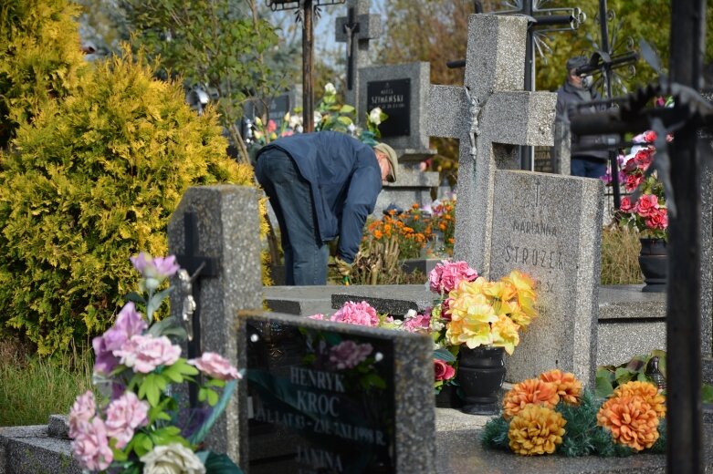  Tuż przed Świętem Zmarłych porządkujemy groby 