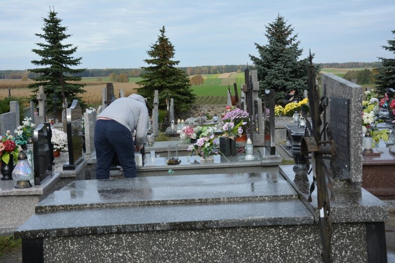  Tuż przed Świętem Zmarłych porządkujemy groby 