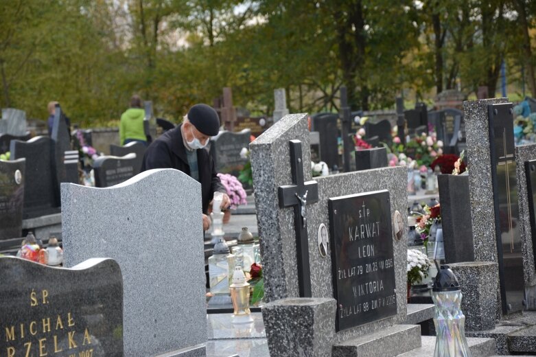  Tuż przed Świętem Zmarłych porządkujemy groby 