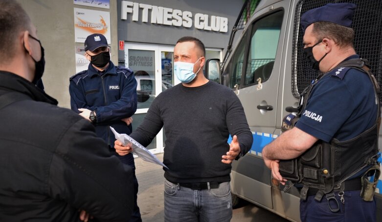  Właściciel siłowni Michał Nicia nie zgodził się na wejście policji do lokalów. 