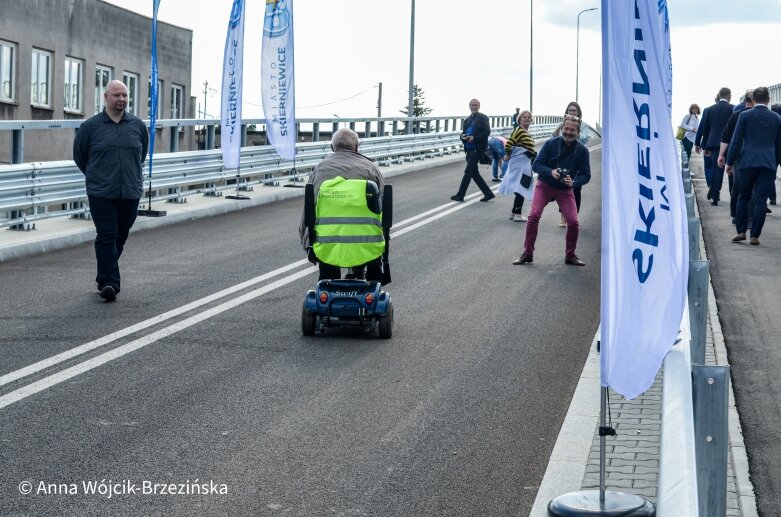  Zbudowany pięć miesięcy przed terminem. Kierowcy przejechali wiaduktem nad torami 