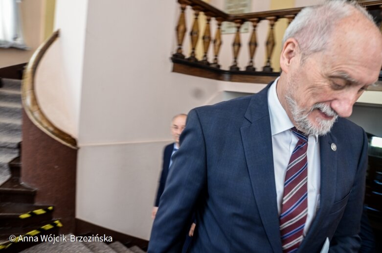  Jak narzekać, gdy popłynęły miliony. Antoni Macierewicz podziękował w Skierniewicach rządowi premiera Morawieckiego 