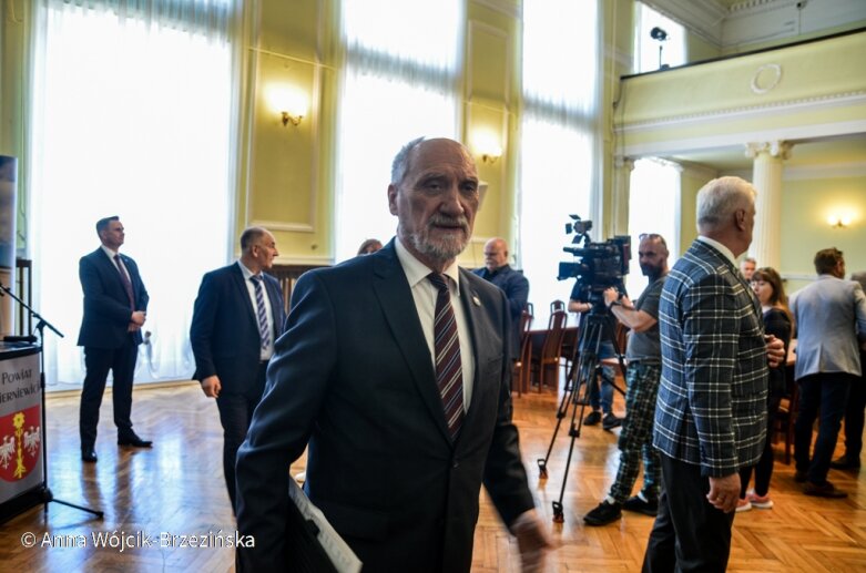  Jak narzekać, gdy popłynęły miliony. Antoni Macierewicz podziękował w Skierniewicach rządowi premiera Morawieckiego 