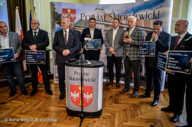  Jak narzekać, gdy popłynęły miliony. Antoni Macierewicz podziękował w Skierniewicach rządowi premiera Morawieckiego 