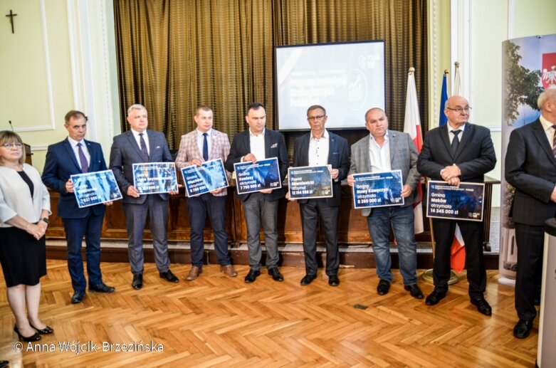  Jak narzekać, gdy popłynęły miliony. Antoni Macierewicz podziękował w Skierniewicach rządowi premiera Morawieckiego 