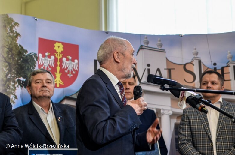  Jak narzekać, gdy popłynęły miliony. Antoni Macierewicz podziękował w Skierniewicach rządowi premiera Morawieckiego 