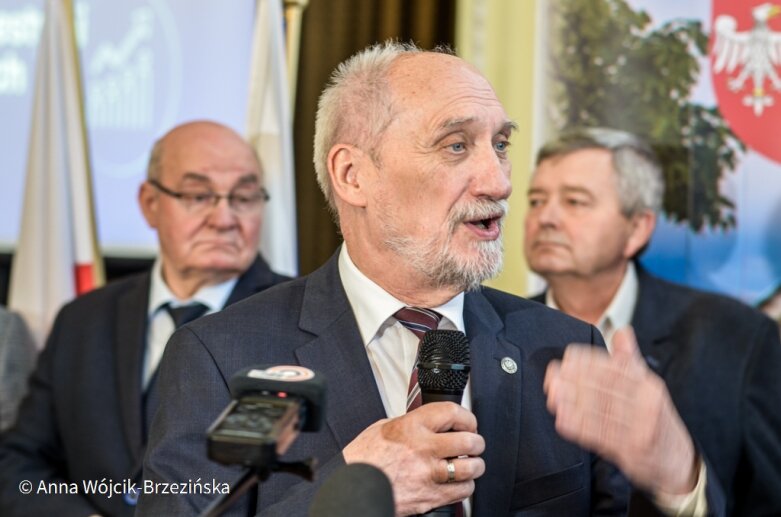  Jak narzekać, gdy popłynęły miliony. Antoni Macierewicz podziękował w Skierniewicach rządowi premiera Morawieckiego 