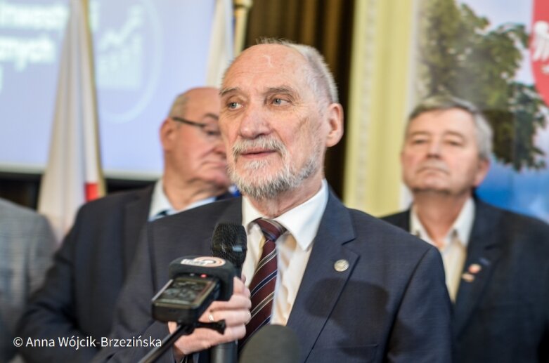  Jak narzekać, gdy popłynęły miliony. Antoni Macierewicz podziękował w Skierniewicach rządowi premiera Morawieckiego 