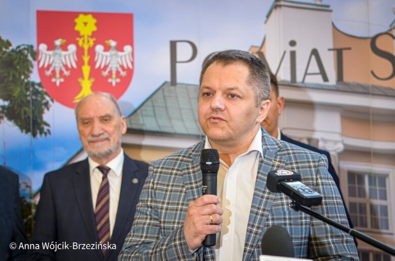  Jak narzekać, gdy popłynęły miliony. Antoni Macierewicz podziękował w Skierniewicach rządowi premiera Morawieckiego 