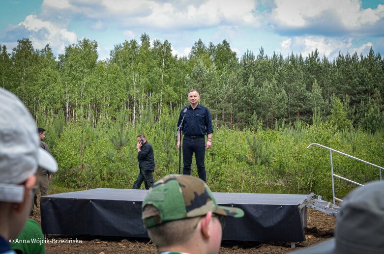  Selfie z prezydencką parą. Prezydent Andrzej Duda pod Skierniewicami sprzątał las 