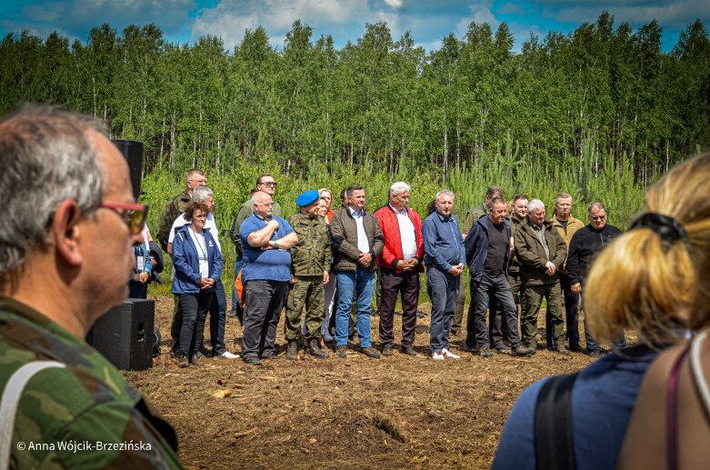  Selfie z prezydencką parą. Prezydent Andrzej Duda pod Skierniewicami sprzątał las 