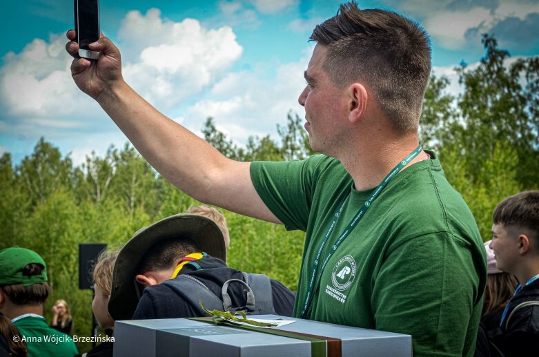  Selfie z prezydencką parą. Prezydent Andrzej Duda pod Skierniewicami sprzątał las 