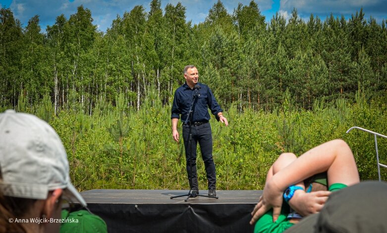  Selfie z prezydencką parą. Prezydent Andrzej Duda pod Skierniewicami sprzątał las 