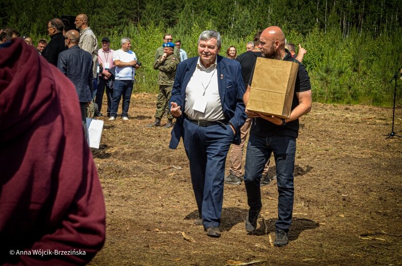  Selfie z prezydencką parą. Prezydent Andrzej Duda pod Skierniewicami sprzątał las 