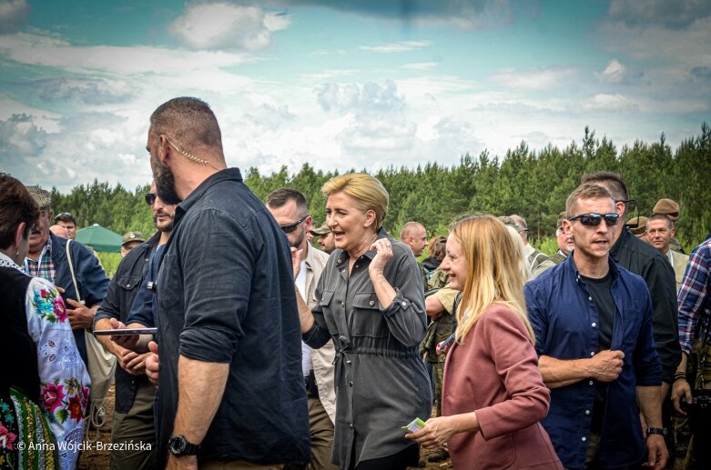  Selfie z prezydencką parą. Prezydent Andrzej Duda pod Skierniewicami sprzątał las 