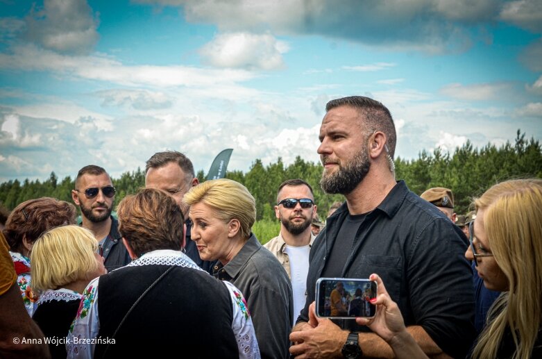  Selfie z prezydencką parą. Prezydent Andrzej Duda pod Skierniewicami sprzątał las 