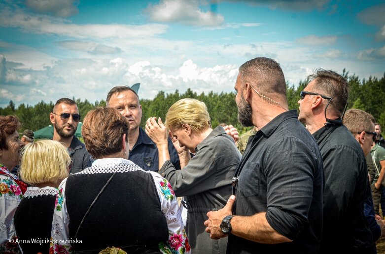  Selfie z prezydencką parą. Prezydent Andrzej Duda pod Skierniewicami sprzątał las 