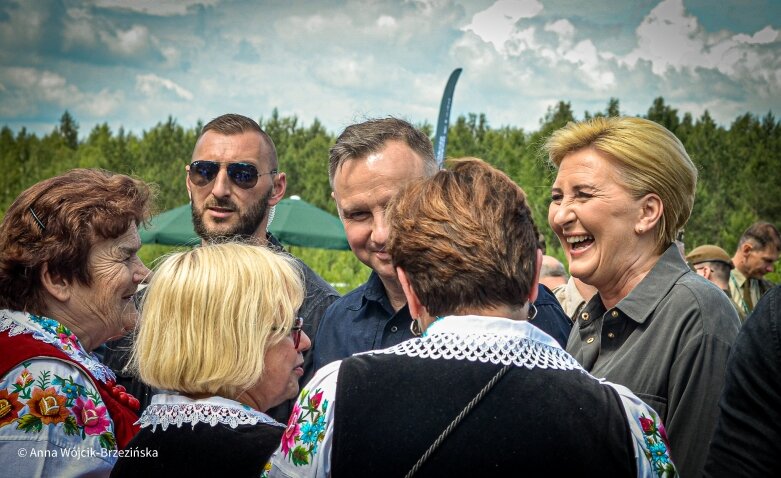  Selfie z prezydencką parą. Prezydent Andrzej Duda pod Skierniewicami sprzątał las 