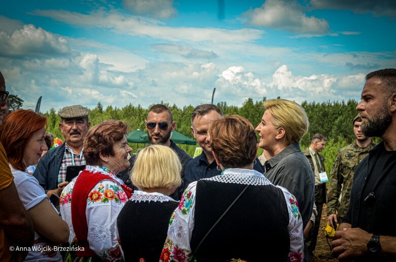  Selfie z prezydencką parą. Prezydent Andrzej Duda pod Skierniewicami sprzątał las 