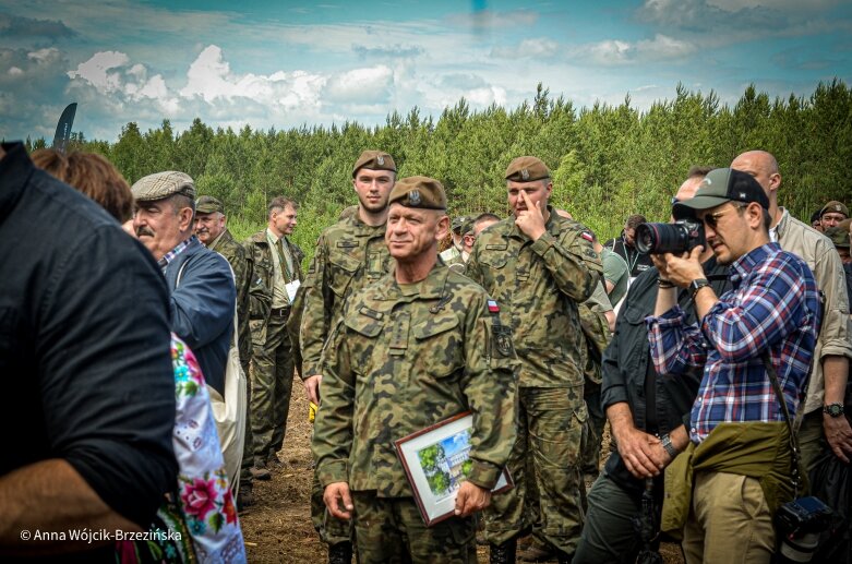  Selfie z prezydencką parą. Prezydent Andrzej Duda pod Skierniewicami sprzątał las 