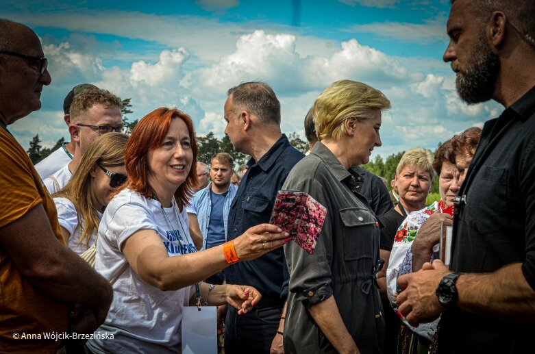  Selfie z prezydencką parą. Prezydent Andrzej Duda pod Skierniewicami sprzątał las 