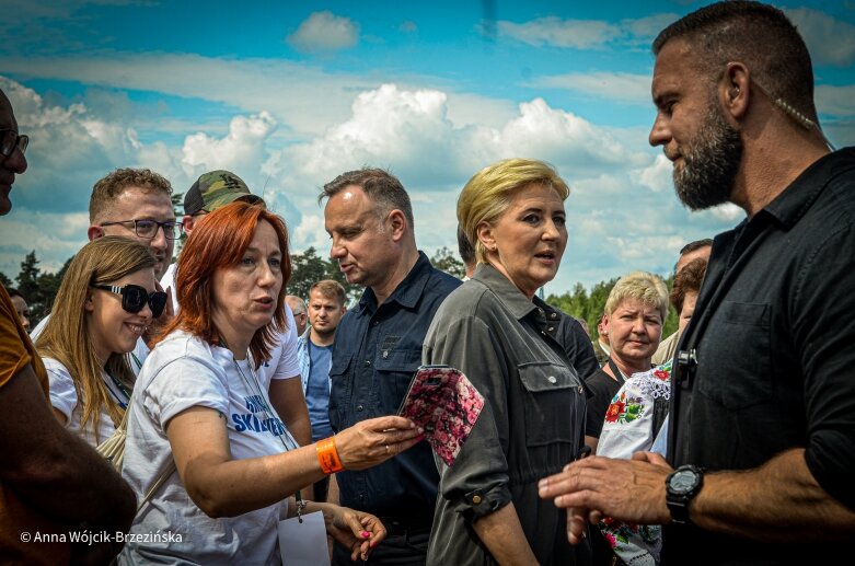  Selfie z prezydencką parą. Prezydent Andrzej Duda pod Skierniewicami sprzątał las 