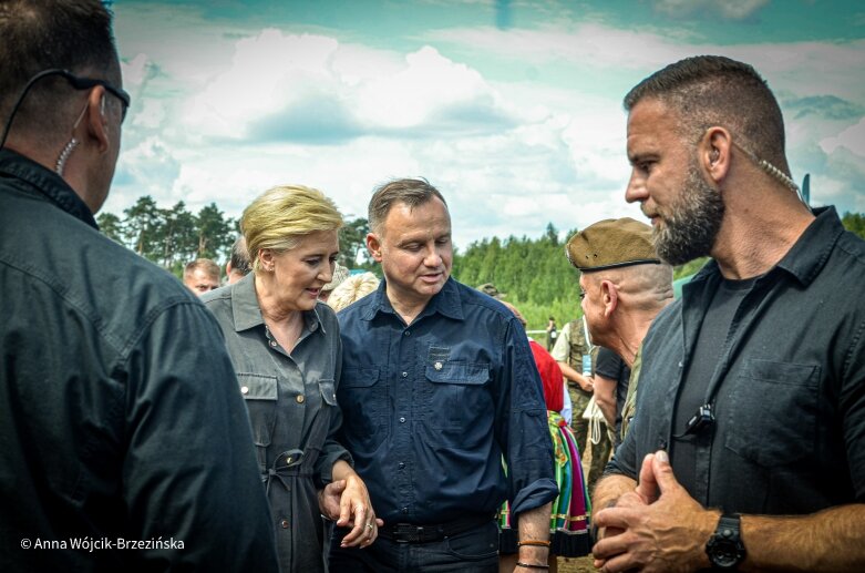  Selfie z prezydencką parą. Prezydent Andrzej Duda pod Skierniewicami sprzątał las 