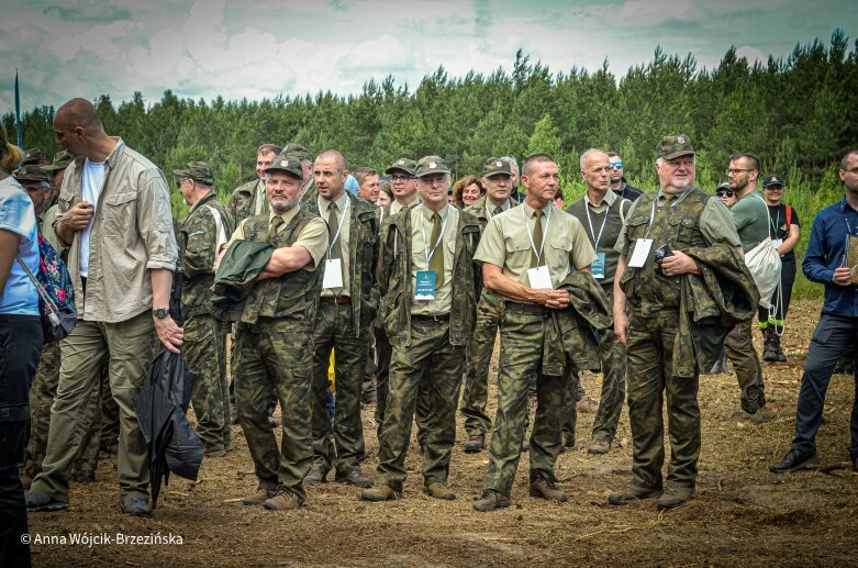  Selfie z prezydencką parą. Prezydent Andrzej Duda pod Skierniewicami sprzątał las 