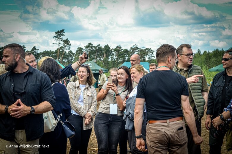  Selfie z prezydencką parą. Prezydent Andrzej Duda pod Skierniewicami sprzątał las 