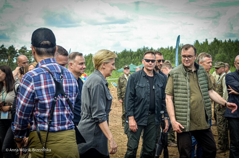  Selfie z prezydencką parą. Prezydent Andrzej Duda pod Skierniewicami sprzątał las 