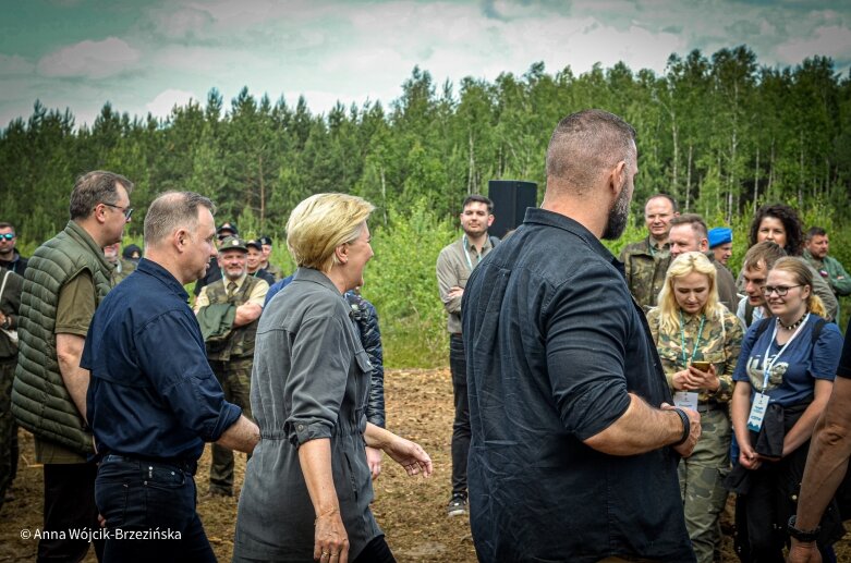  Selfie z prezydencką parą. Prezydent Andrzej Duda pod Skierniewicami sprzątał las 