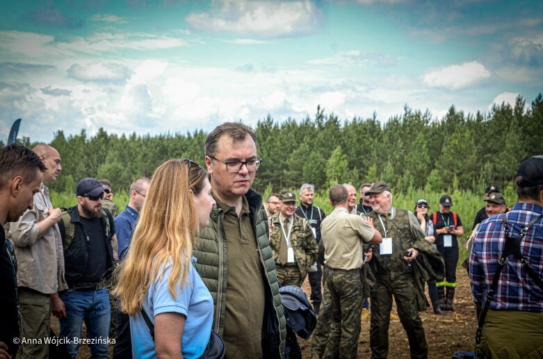  Selfie z prezydencką parą. Prezydent Andrzej Duda pod Skierniewicami sprzątał las 